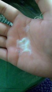 penampakan cream di dalam natur-e daily face cream (dok.pribadi)